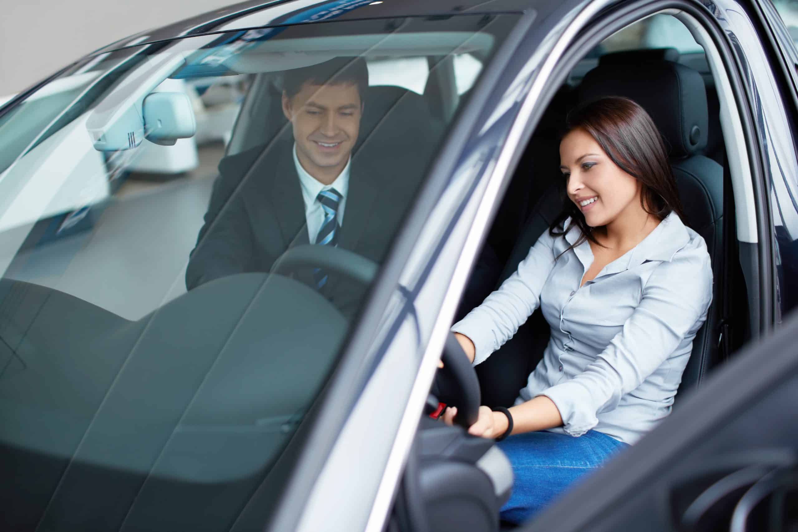 Est-il préférable d’acheter une voiture d’occasion chez un concessionnaire ou un particulier?